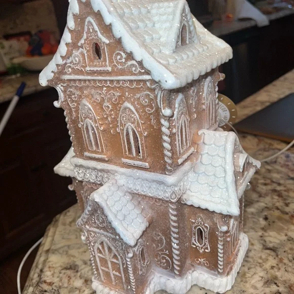 GINGERBREAD HOUSE - Picture 2 of 3